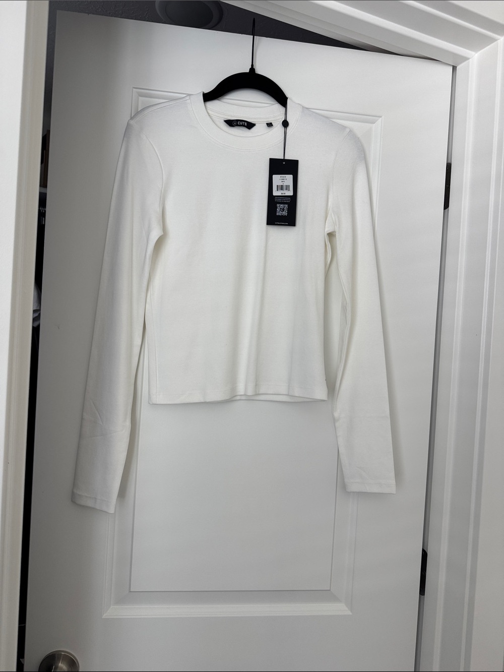 Cuts Clothing White Long-Sleeve Crewneck Top